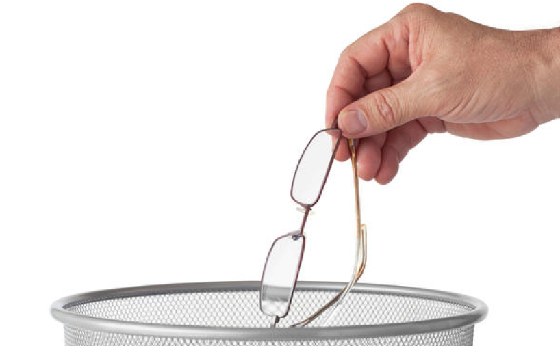 Oculos sendo jogado no lixo após a cirurgia